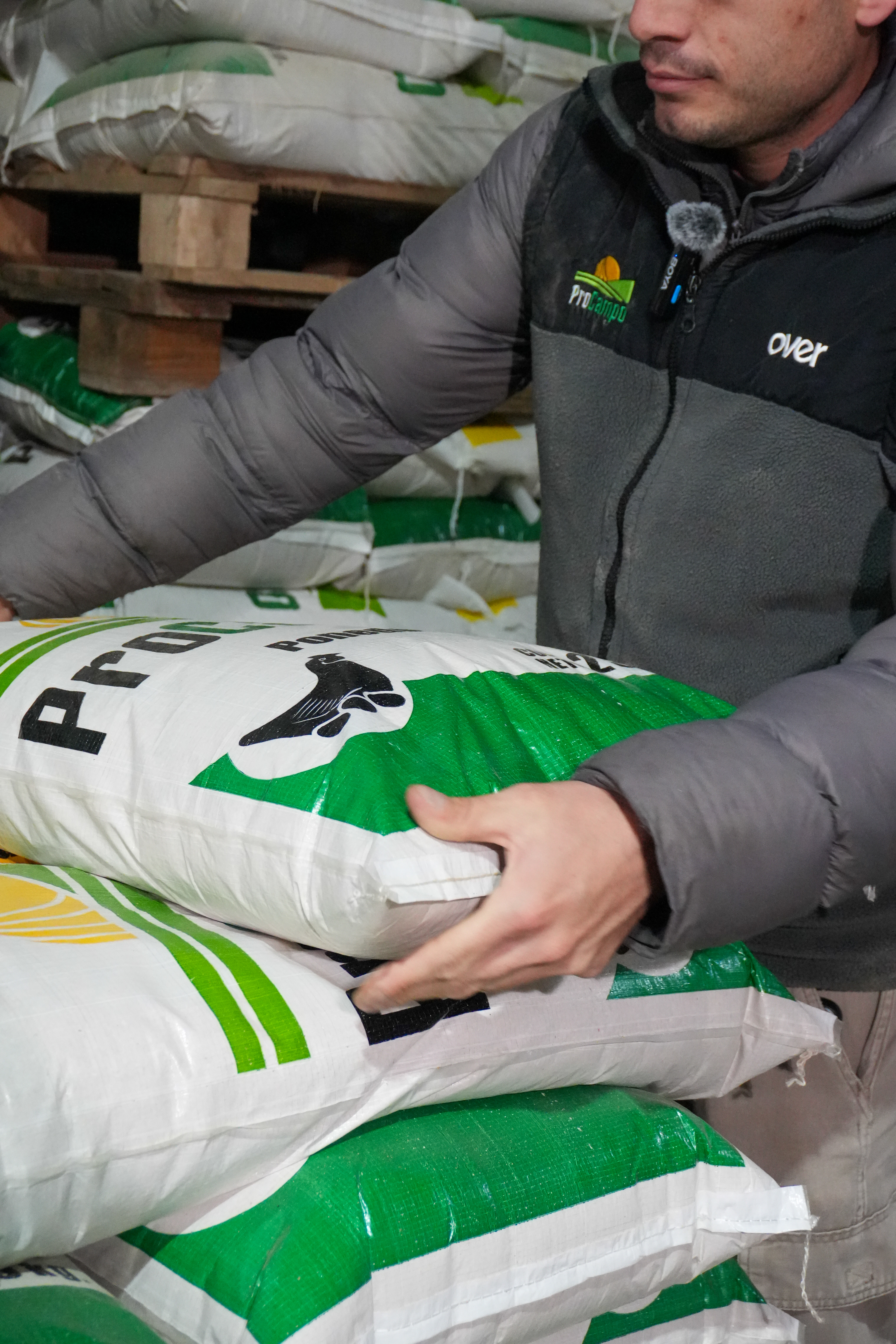 Proceso de manipulación de bolsas de alimento balanceado