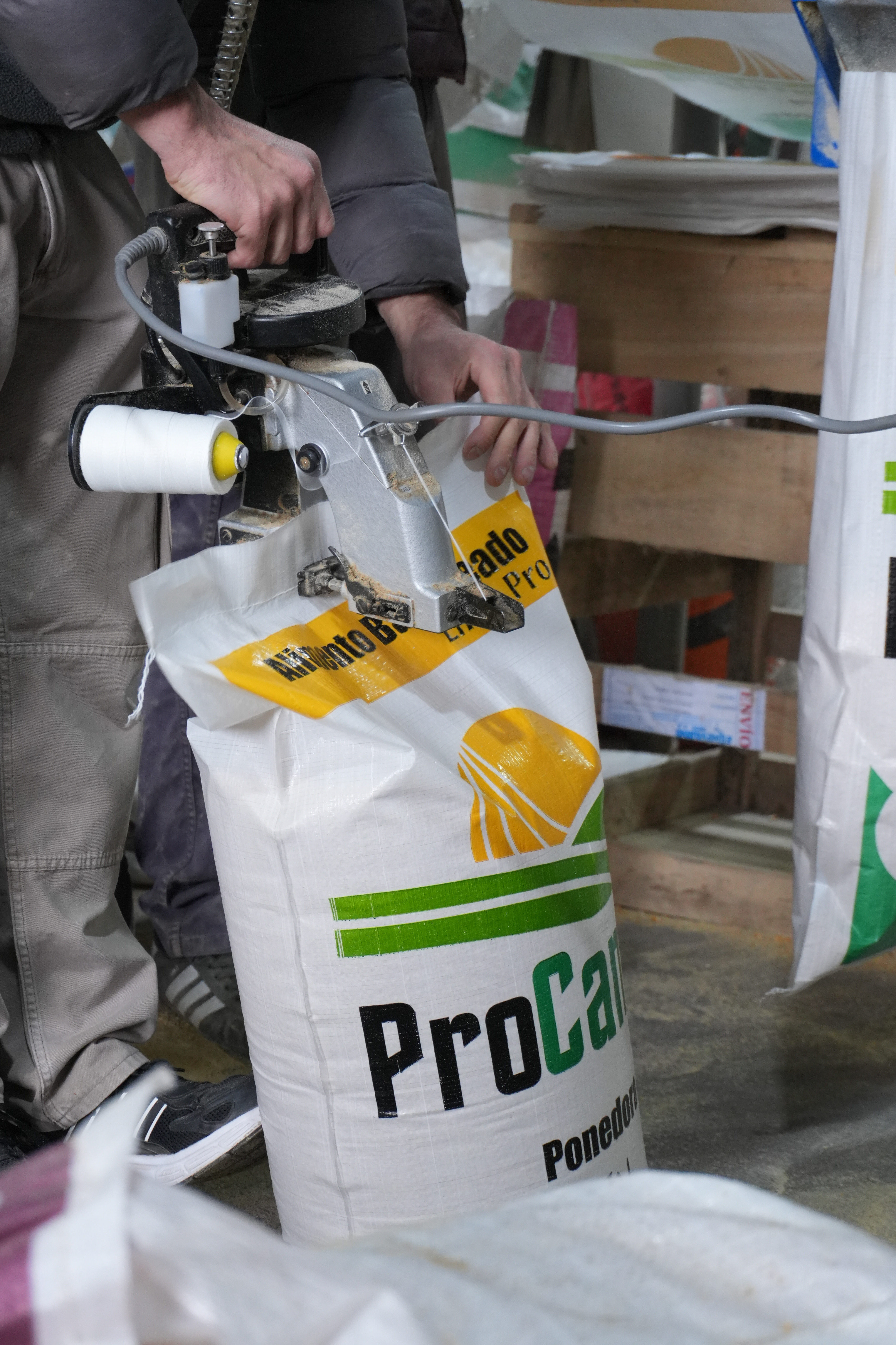 Personal de Procampo manipulando bolsas de productos